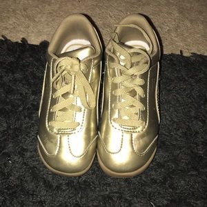 Gold pumas